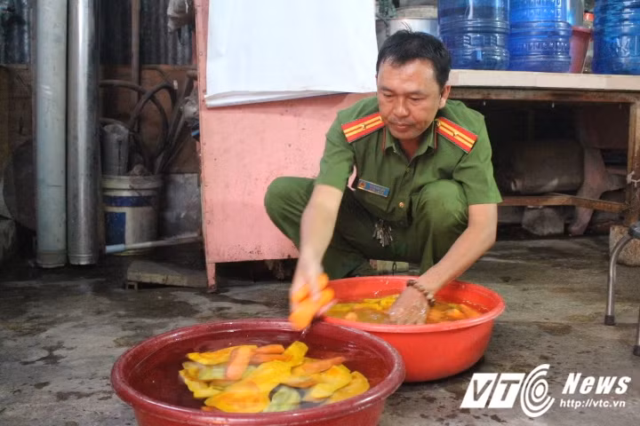 Hành động đẹp các chiến sỹ công an phường Tam Phú nhận được sự cảm phục và yêu quý từ người dân và bệnh nhân trong địa bàn. (Ảnh: Quang Hải)