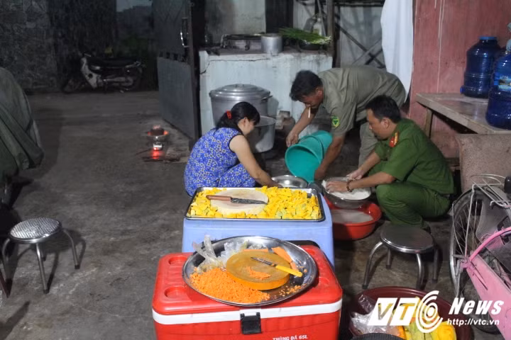 Nồi cháo từ thiện có mặt tại bệnh viện từ lúc sáng sớm. (Ảnh: Quang Hải)