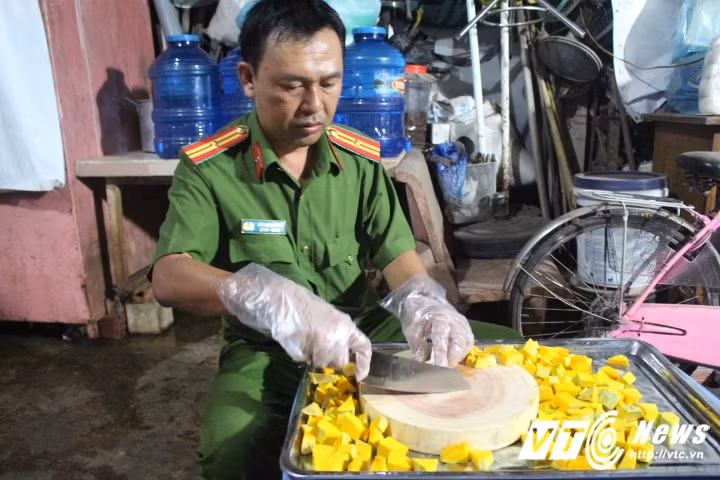 Công việc nấu cháo được thực hiện vào lúc 17h30 và kết thúc lúc 23h cùng ngày. (Ảnh: Quang Hải)