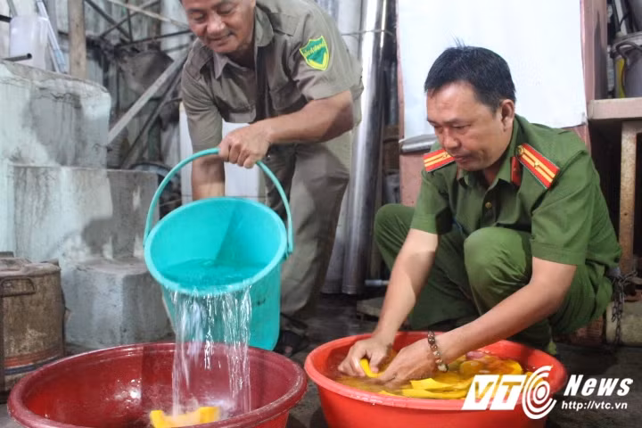 Nấu cháo từ thiện được Công an phường Tam Phú triển khai ngoài giờ hành chính nên không ảnh hưởng đến công tác của đơn vị. (Ảnh: Quang Hải)