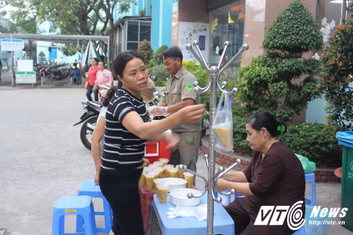 Công việc diễn ra khẩn trương để kịp phát bữa sáng cho bệnh nhân nghèo. (Ảnh: Quang Hải)