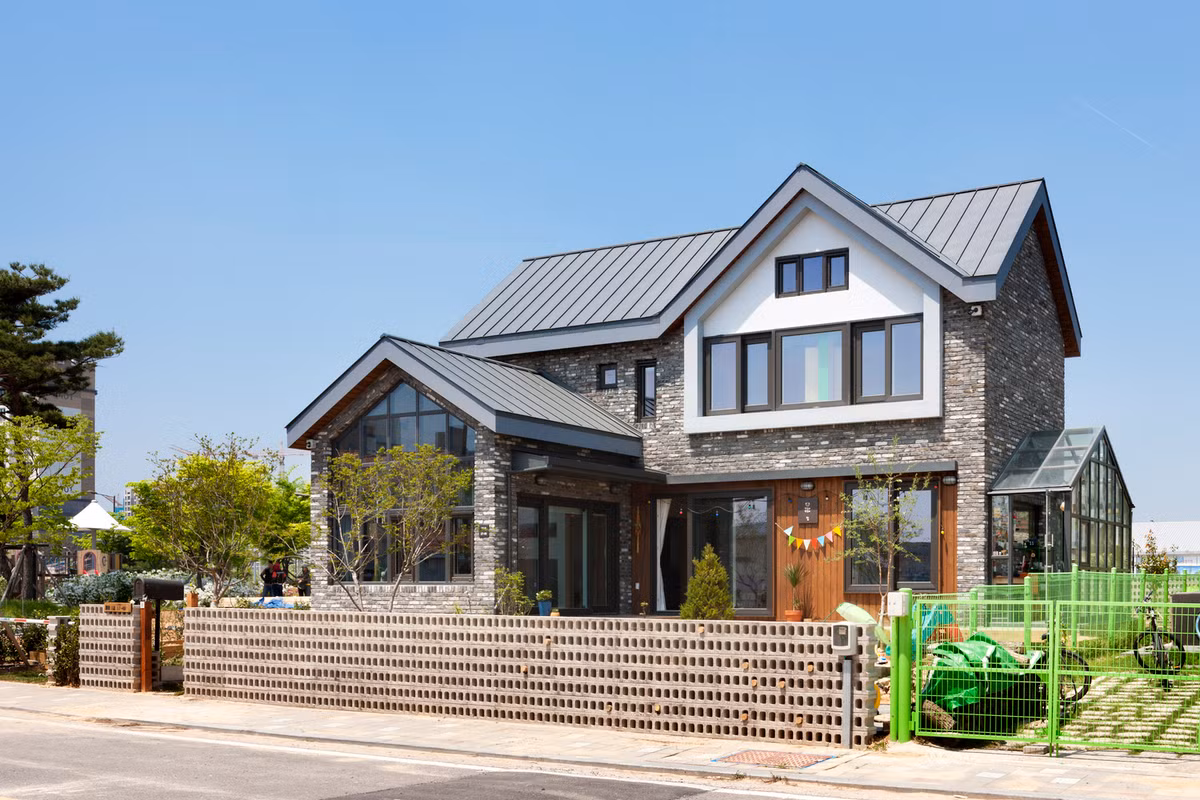 Trước nhà còn có sân chơi rộng rãi. Nguồn ảnh: Archdaily.