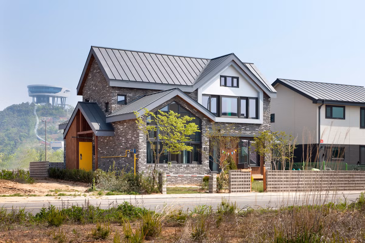 Do nằm ở vùng ngoại ô, thông thoáng cả mặt trước và mặt sau nên ngôi nhà có thể mở cửa sổ ra bốn phía.