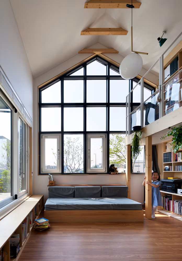 Xung quanh là đủ loại tủ sách cho mọi thành viên trong gia đình thư giãn.