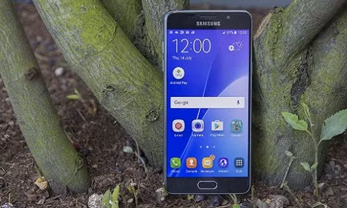 Thiết kế: Thiết kế của Galaxy A5 2016 mang nhiều nét giống với dòng sản phẩm cao cấp Galaxy S6 lúc bấy giờ. Thiết bị sở hữu khung kim loại với hai mặt là kính cường lực Gorilla Glass 4 và viền cong 2.5D cho cảm giác cầm khá tốt.