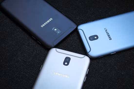 Với J7 Pro lần đầu tiên Samsung bố trí cụm camera ở mặt sau theo chiều dọc cùng với đèn flash LED mà không phải kiểu bố trí tách biệt như các mẫu smartphone trước đây của Samsung. Ngoài ra camera chính cũng không nhô lên khỏi mặt lưng, giúp cho lớp kính bảo vệ không bị trầy và người dùng sẽ không lo lắng khi đặt trên mặt bàn.