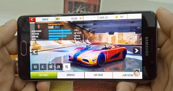 Nhưng khi chơi các game nặng với đồ họa cao như Asphalt 8, N.O.V.A. 3 hay Modern Combat 5 thì Galaxy A5 2016 tỏ ra khá đuối, J7 Pro tốt hơn một chút nhưng cũng chưa thật sự làm hài lòng người dùng. Chỉ khi giảm hiệu ứng độ họa xuống thì mới có thể chơi tốt.