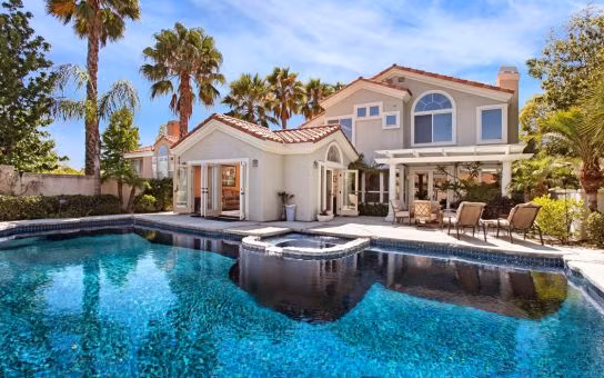 Biệt thự ấn tượng bởi sự kết hợp hài hòa của hồ bơi, tạo ra cho ngôi nhà một nét chấm phá riêng trong kiến trúc. Ảnh: Kientrucsuvietnam.