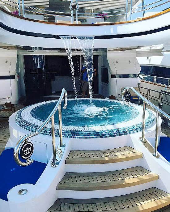 Bể bơi trong nhà không chỉ thỏa mãn nhu cầu sử dụng của mỗi người mà còn nâng cấp không gian sống của gia đình trở nên hiện đại hơn nhiều.