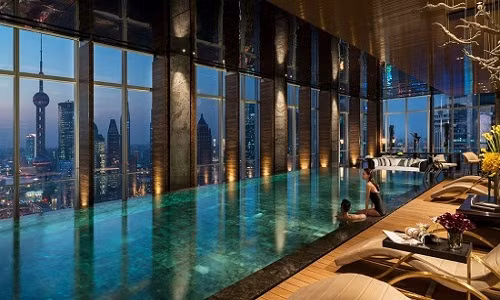 Một ngôi nhà có thiết kế hồ bơi lớn và sang trọng.