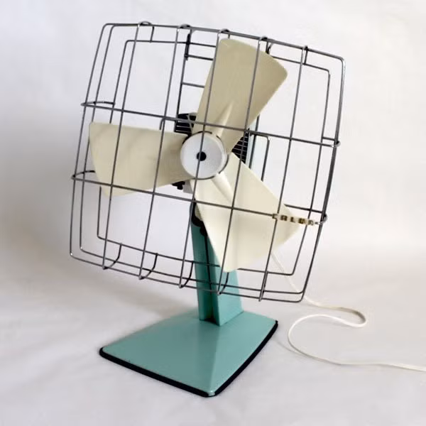 Lồng quạt bàn phá cách với hình vuông lạ mắt. Ảnh: Printest.