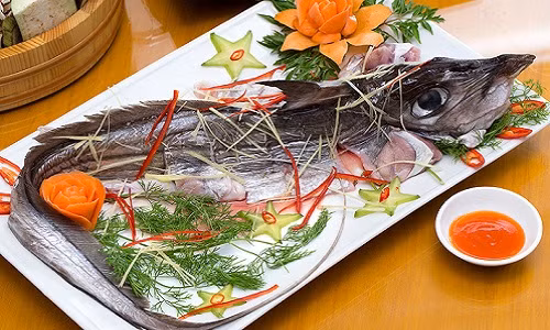 Cá mặt thỏ hay còn gọi là "mỹ nhân" là loài cá quý hiếm. Chúng chỉ xuất hiện tại các nhà hàng sang trọng bậc nhất bởi giá bán mỗi kg thịt cá khoảng 200 USD. Ảnh: Adayroi.