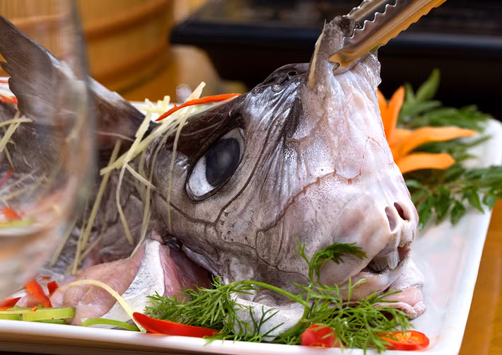 Trọng lượng mỗi con cá mặt thỏ dao động từ 1,5 - 7kg. Do vậy, để tận hưởng hương vị của một chú cá lớn, đại gia phải chi cả chục triệu đồng. Ảnh: Adayroi.