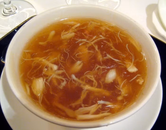 Trước đây, súp vây cá mập chỉ dành cho các bậc vua chúa nhưng giờ đây món ăn này đã xuất hiện ở nhiều nhà hàng cao cấp với gián bán cao ngất ngưởng. Ảnh: Tin8.