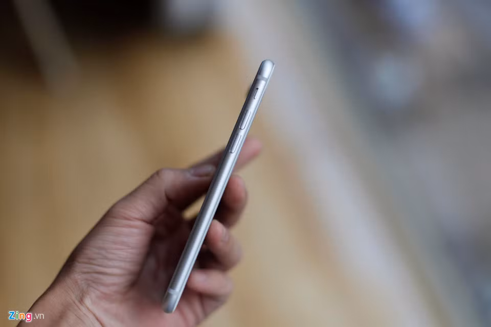 Nói với Zing.vn, anh Lộc - đại diện hệ thống Vĩnh Phát Mobile cho hay mức giá iPhone năm nay tốt hơn so với mọi năm ở thời điểm đầu, có thể là do hiệu ứng từ iPhone X.