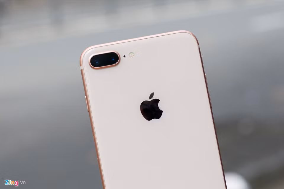 So với iPhone 7 Plus, đường viền cụm camera kép trên iPhone 8 Plus dày hơn đôi chút. Cảm biến camera sau này đã được nâng cấp toàn diện so với thế hệ cũ. Theo một số trang nước ngoài, Apple sử dụng AI để học hỏi, căn chỉnh rất nhiều trên camera này.