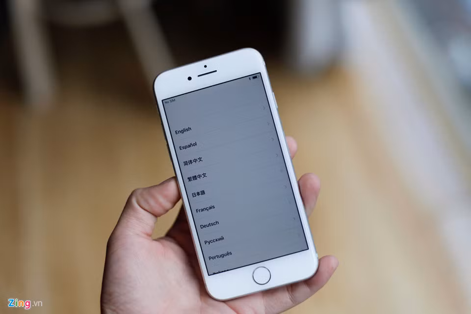 iPhone 8 vừa về Việt Nam được xách tay từ thị trường Hong Kong. Cả 2 đều chưa được active cho đến ngày mở bán chính thức.