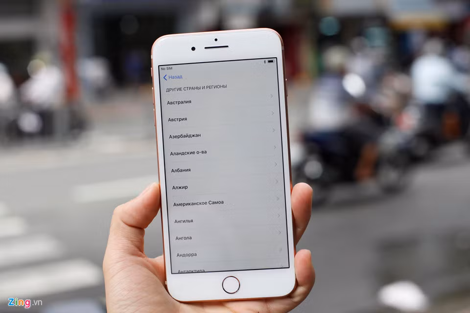 Apple cho biết họ sử dụng màn hình TrueTone, có cơ chế điều chỉnh ánh sáng trên màn hình dựa theo cảm biến ánh sáng nhưng theo đánh giá ban đầu của báo nước ngoài, cơ chế này hoạt động không hiệu quả.