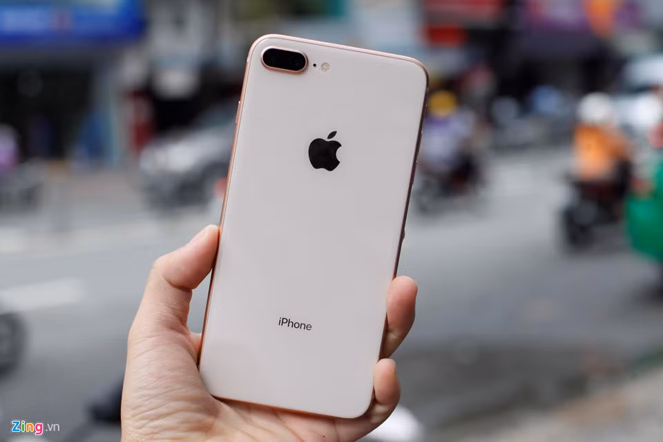 iPhone 8 và 8 Plus có 3 màu gồm vàng, đen và trắng.