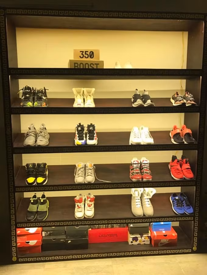 Kệ giày được sắp xếp chỉn chu, gọn gàng và khá sang trọng.