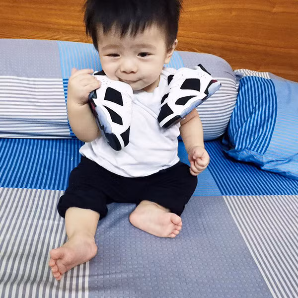 Cái tên tiếp theo được xếp vào bảng xếp hạng những nhóc tì có tủ giày hoành tráng nhất Việt Nam là Hehe. Được biết, Hehe là con trai của stylist Lâm Thúy Nhàn, chính vì thế cậu bé được mẹ chăm chút rất kĩ về phong cách ăn mặc. Theo chia sẻ của Lâm Thúy Nhàn thì đa phần các đôi giày của Hehe đều là do bạn bè của chị tặng, một số đôi khác vì quá ưng ý nên chị đặt mua hàng từ Anh chuyển về Việt Nam cho con trai. Là "đầu giày nhí" tiếp theo, Hehe còn gây ấn tượng khi sở hữu riêng mình một tài khoản Instagram gần 50 nghìn lượt follow