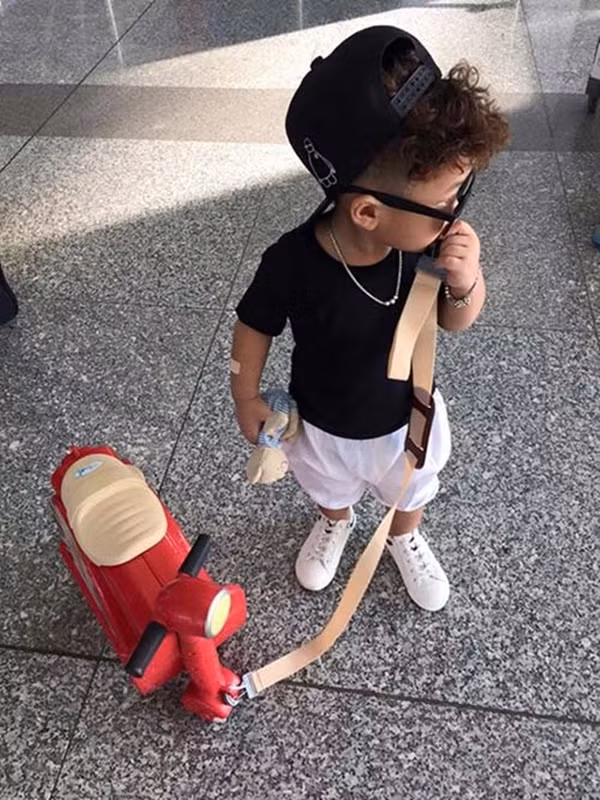 Trước đó cũng từng có 2 nhóc tì khác nữa sở hữu một "kho giày" đồ sộ không kém. Đầu tiên chính là bé Cừu (tên thật là Nguyễn Đức Bảo Minh), là con trai của chị Lệ Huyền ở Hà Nội. Với hơn 100 đôi giày hàng hiệu, bé Cừu xứng danh là một "đầu giày" Hà thành. Bé Cừu có phong cách thời trang không khác gì một fashionisto thực thụ.