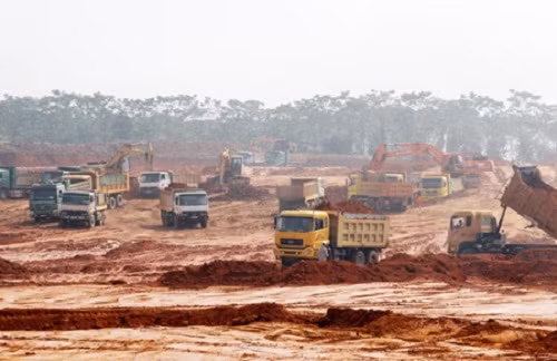 Công trường xây dựng trang tại chăn nuôi kỹ thuật cao luôn tấp nập xe qua lại. Ảnh: Báo Nghệ An.