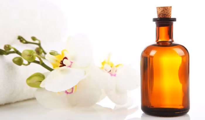 Tinh dầu thơm đặt ở góc nhà cũng có giúp ngôi nhà không bị hôi, khó chịu. Ảnh: MakeMyTrip.