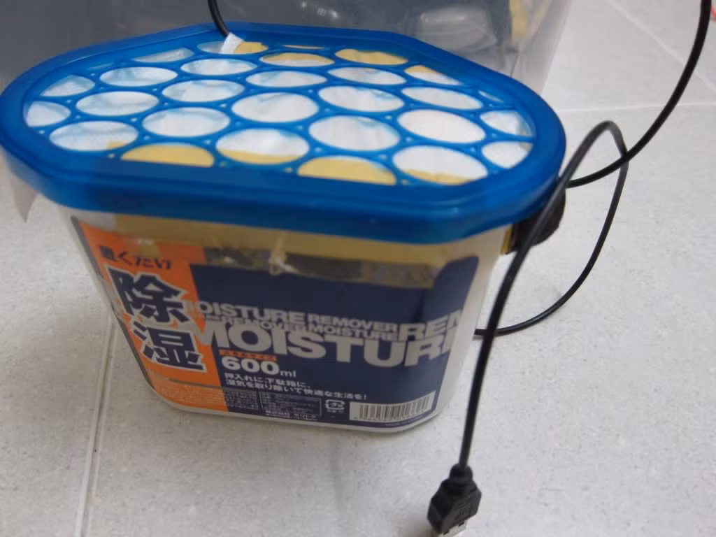 Với những gia đình không có điều kiện có thể sử dụng các hộp hút ẩm với giá khoảng 40.000 đồng. Chúng có thể sử dụng trong khoảng 3 - 4 tuần. Ảnh: Photobucket.