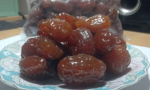  Mứt táo, mứt mận, hay mứt quất là những món ăn quen thuộc được nhiều người ưa chuộng bởi mùi vị thơm ngon và bắt mắt. Ảnh: Lamchame.