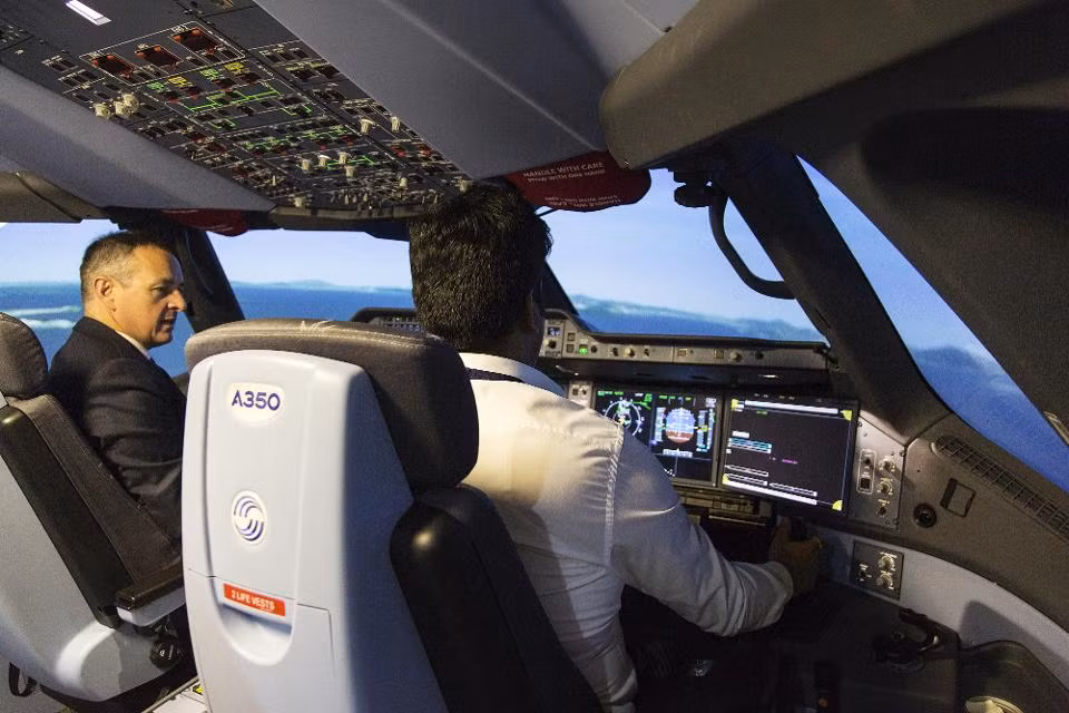 Công việc của một phi công không dừng lại ở việc thực hiện chuyến bay an toàn. Một ngày bình thường của phi công còn bao gồm cả việc kiểm tra kế hoạch bay, xem dự báo thời tiết trên máy tính. Ảnh: Forbes.