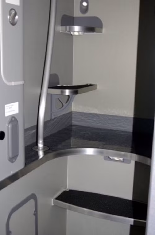 Phi công lên phòng ngủ qua một cầu thang ẩn phía sau khoang lái. Đây là nơi không hành khách nào biết tới. Ảnh: Pursuitist.