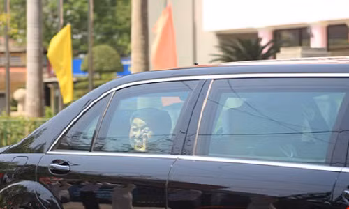 Nhà vua Nhật Bản Akihito và hoàng hậu Michiko tươi cười, vẫy tay chào người dân đứng hai bên đường. Ảnh: NGUYỄN DO