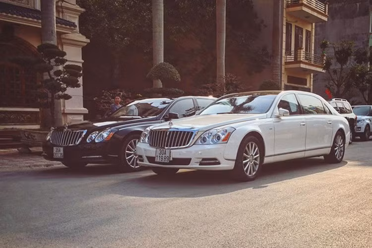 Bộ đôi siêu xe sang Maybach 62S thuộc hàng độc trên thế giới có trị giá 45 tỷ đồng là sở hữu của một đại gia có tiếng tại Ninh Bình. Ảnh: Thảo Nguyễn/Kienthuc.