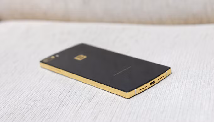 Bphone 2017 mạ vàng trang bị RAM 4 GB, bộ nhớ 64 GB, dung lượng pin 3.000mAh tương đương với flagship mạnh mẽ nhất của Samsung. Ảnh: Thegioididong.