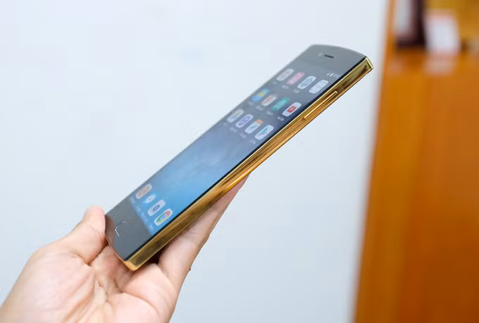 Bphone 2017 Gold được cài đặt sẵn hệ điều hành BOS dựa trên nền tảng Android 7.1.2 Nougat mới nhất. Nhờ đó BPhone 2017 Gold mang lại sự ổn định và tối ưu đáng kể khi trải nghiệm. Ảnh: Techz.