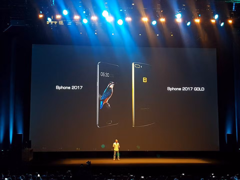 Bên cạnh ra mắt Bphone 2017 với giá gần 10 triệu đồng, Bkav còn ra mắt phiên bản cao cấp Bphone 2017 Gold hướng tới thị trường toàn cầu. Ảnh: Techz.