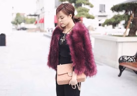 Dù cô không khoe mẽ, khán giả luôn bất ngờ với những món đồ có giá trị hàng chục đến hàng trăm triệu đồng của Hoàng Thuỳ Linh.