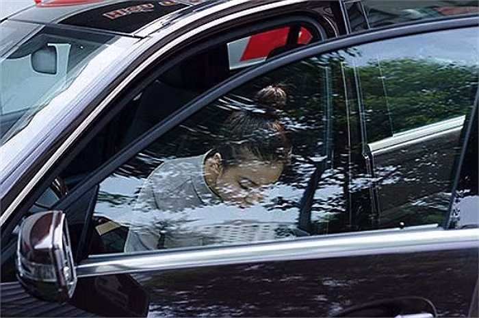 Hiện Hoàng Thùy Linh đang đi chiếc xe Mercedes E-class đời 2012, giá khoảng 2 tỷ đồng. Tuy nhiên, đó không phải là chiếc xe duy nhất mà cô sử dụng.