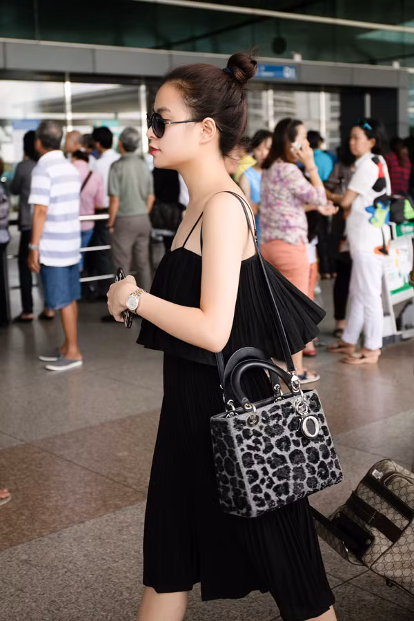 Hoàng Thuỳ Linh trong một "cây hàng hiệu" có giá bằng cả gia tài của nhiều người.