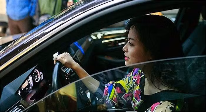 Không may gặp phải scandal, tuy nhiên Hoàng Thùy Linh vẫn đứng vững và vượt qua những khó khăn khi bước chân vào showbiz. Hiện nay, cô đang có một vị trí vững chắc trong làng nhạc Việt, theo đuổi phong cách sexy, cô nổi tiếng với khả năng đốt cháy sân khấu bằng vũ đạo của mình. Không những thế, Hoàng Thùy Linh còn có một khối tài sản đáng ngưỡng mộ.