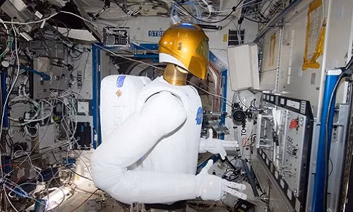 Một ăng ten đặc biệt gắn trên lưng robot cho phép thu năng lượng từ sự thay đổi của từ trường xung quanh. Ảnh: Dailymail.