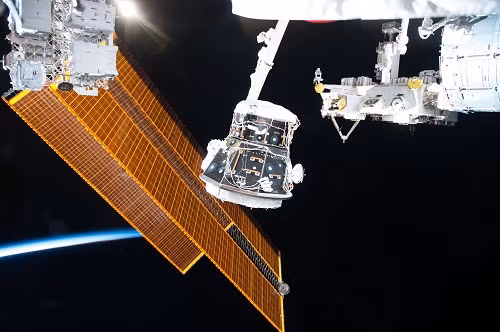 Do sự nguy hiểm của môi trường nên việc phát triển robot làm việc ngoài vũ trụ sẽ giúp công việc bên ngoài Trạm vũ trụ quốc tế (ISS) không còn bị giới hạn. Ảnh: NASA.