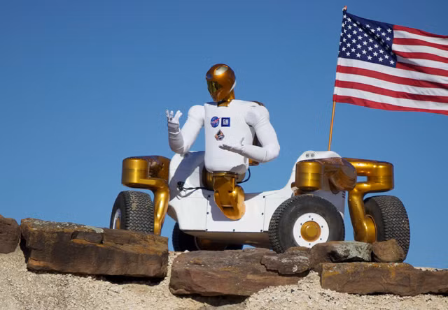 Robot Robonaut 2 có khả năng di chuyển quanh Trạm không gian, thậm chí tham gia vào việc sửa chữa hỏng hóc trong và ngoài tàu không gian. Ảnh: NASA.