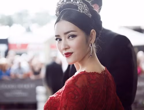 Căn biệt thự siêu sang của Lý Nhã Kỳ toạ lạc tại khu dân cư Thảo Điền, quận 2 này luôn khiến người ghé thăm bị choáng ngợp bởi vẻ đẹp bề thế lẫn sang trọng, tinh xảo.