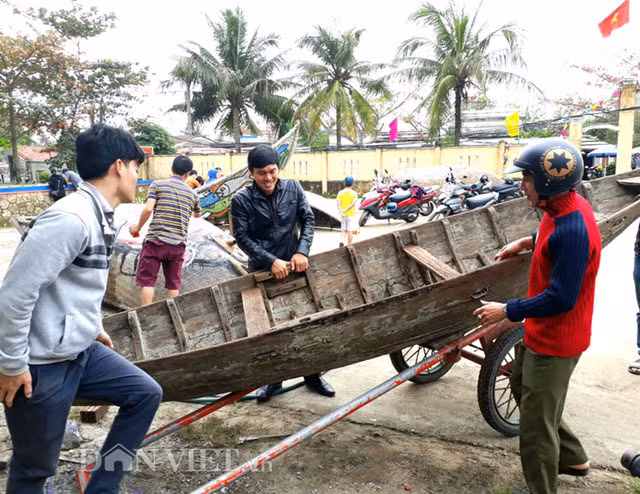 Ông Nguyễn Thanh Lâm - Bí thư Đảng ủy UBND xã Tam Thanh, TP Tam Kỳ cho biết: “Con đường tranh thuyền thúng nằm trong “Dự án phát triển du lịch sinh thái TP Tam Kỳ” dựa trên sự tham gia của cộng đồng được thực hiện thí điểm tại xã Tam Thanh và do nhóm nghệ sĩ tình nguyện gồm các họa sĩ nổi tiếng như Phan Cẩm Thượng; Nguyễn Thượng Hỷ, Trần Thị Thu, Vũ Đức Hiếu, Hoàng Thanh Giao cùng nhiều giáo viên mỹ thuật của Phòng GD&amp;ĐT TP Tam Kỳ…tham gia vẽ xong 35 bức tranh trên thuyền thúng các loại để chuẩn bị cho bộ sưu tập con đường thuyền thúng”.