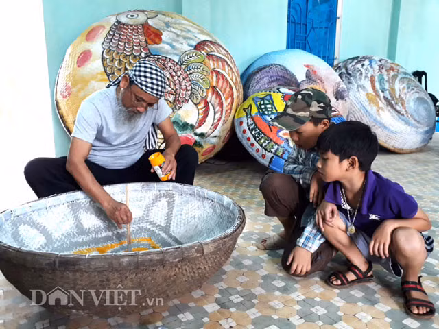 Chúng được thể hiện trên chất liệu là các vật dụng phục vụ trong đời sống và công việc của người dân làng biển. Hiện dự án đã thực hiện được 35 chiếc thuyền, thúng, tôi tin chắc dự án này sẽ mang lại nhiều ấn tượng và thú vị cho du khách khi con đường tranh thuyền thúng đưa vào hoạt động..” - ông Lâm chia sẻ.