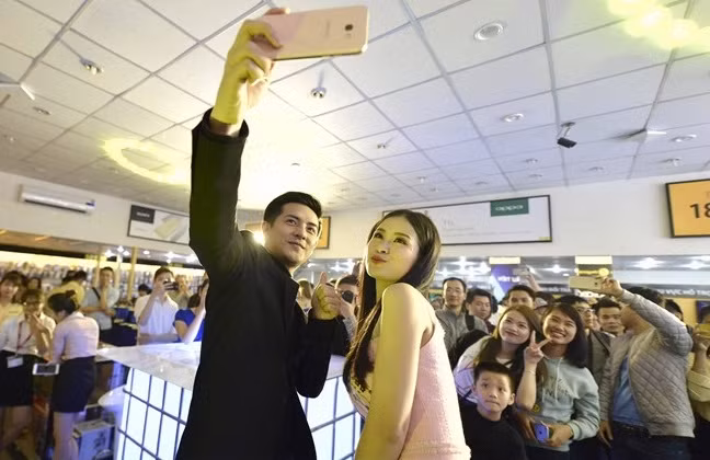 Cặp đôi thử tính năng chụp ảnh selfie của Galaxy A 2017. Ảnh: Zing.