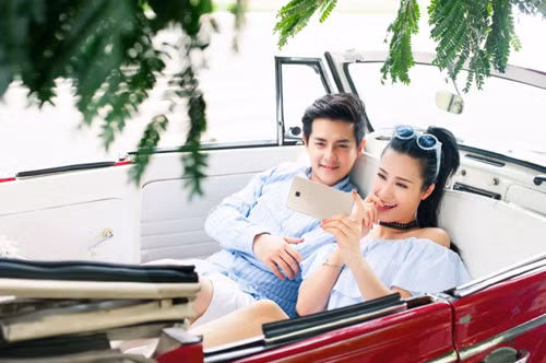 Đông Nhi và Ông Cao Thắng đồng hành cùng Samsung Galaxy A9 Pro 2016. Ảnh: Khám phá.