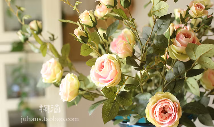 Tạo hình không khác hoa thật tạo sự mềm mại, xinh xắn. Ảnh: Juhan.